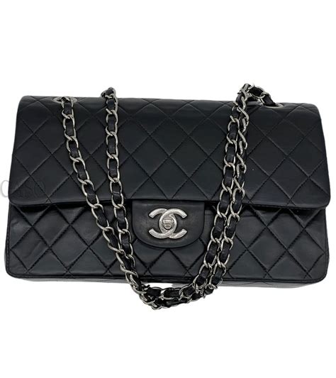 chanel borsa nera classica|Borse Chanel: i prezzi e 6 modelli iconici .